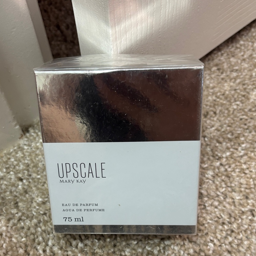 Mary Kay Upscale Eau de Parfum in Silver and White